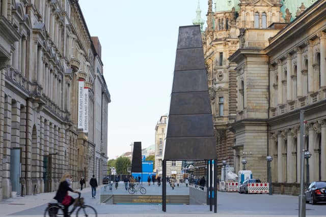 Gesellschaftsspiegel, 2020 - Flanierboulevard, Alter Wall, Hamburg – 2020 - Photo: Götz Wrage