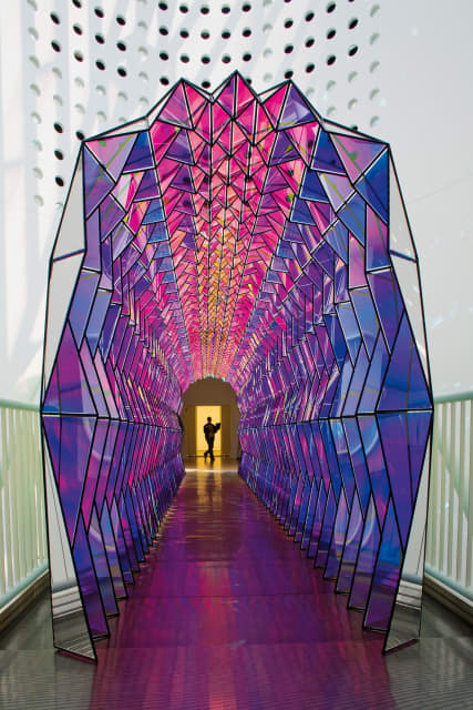 One-way colour tunnel