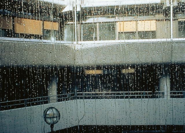 Regenfenster, 1999 - Frankfurter Kunstverein, Germany, 1999 - Photo: Olafur Eliasson