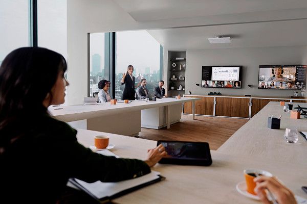 IMXRK80-Lifestyle-Large Room-WideAngle-MultiDisplay.jpg