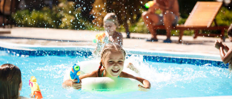 O condomínio oferece área de lazer com piscina, salão de festas