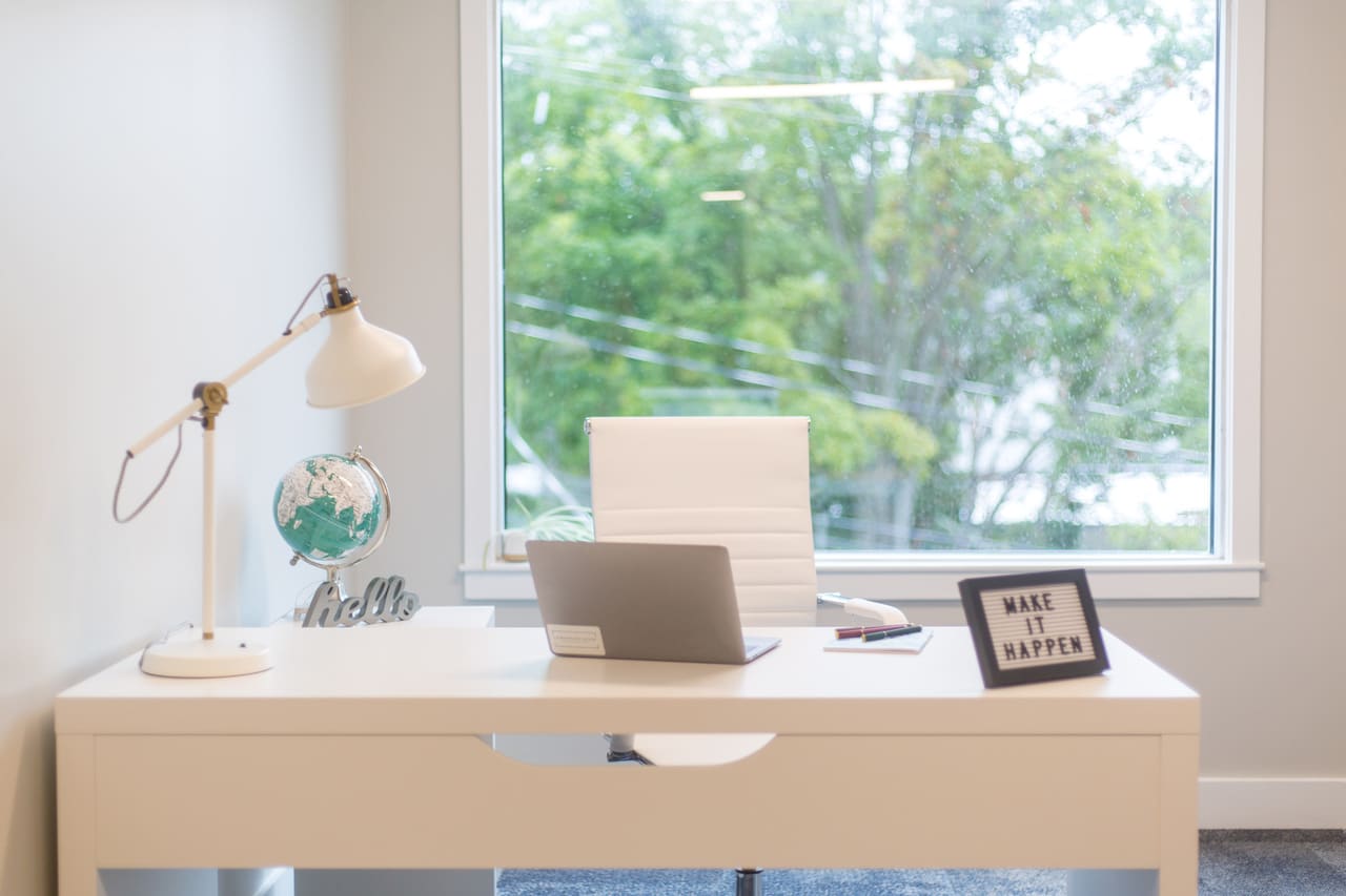 Imagem de destaque do post Como decorar home office em apartamento? 4 dicas práticas
