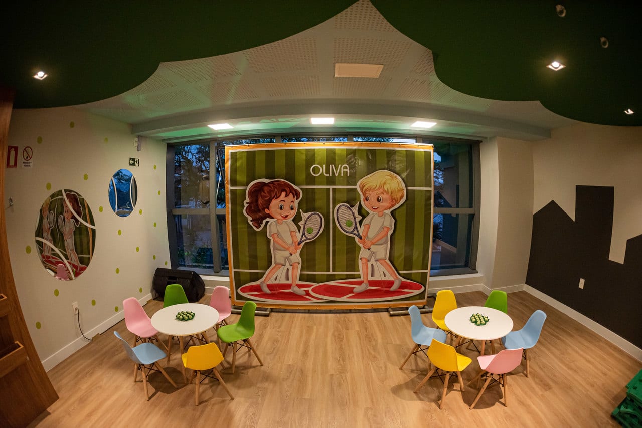 decoração de um espaço kids com mesinhas e cadeiras no residencial tênis clube