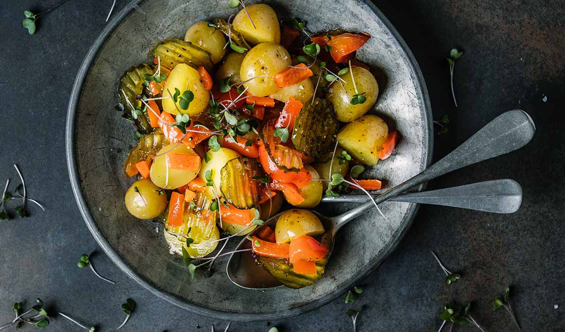 Lun potetsalat med sylteagurk og paprika