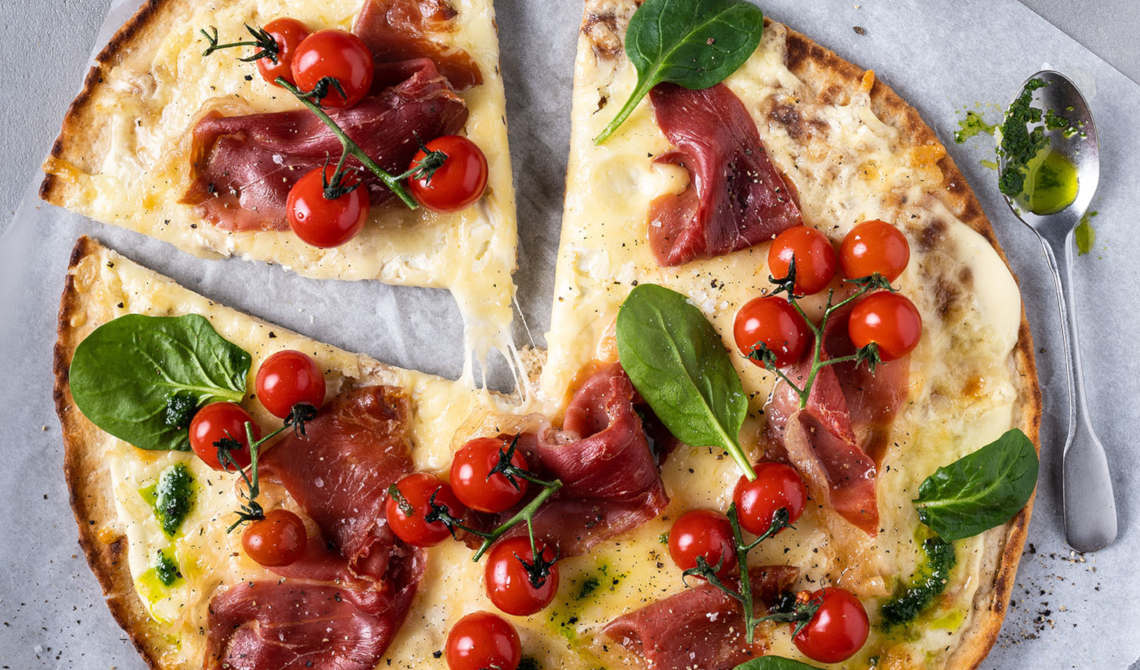 Pizza med hvit saus, Prosciutto di Parma og spinat