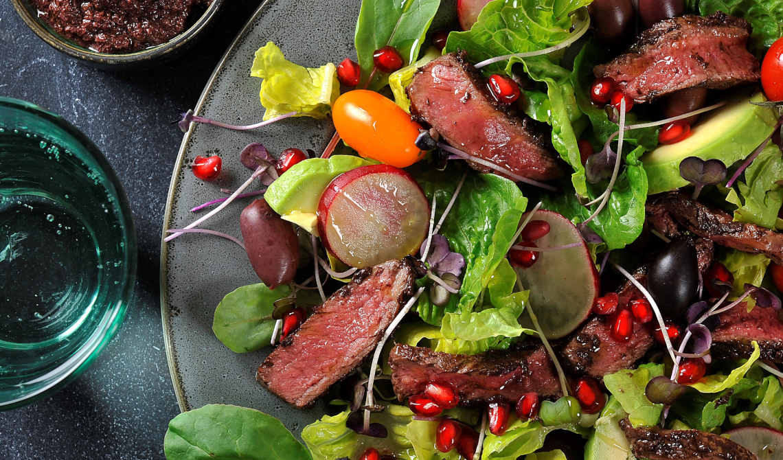 Biffsalat med kalamata oliventapenade