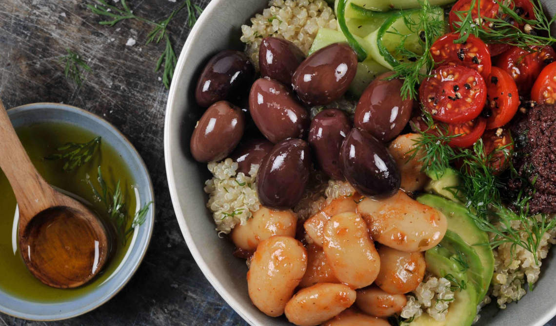 Poke bowl med oliven og quinoa