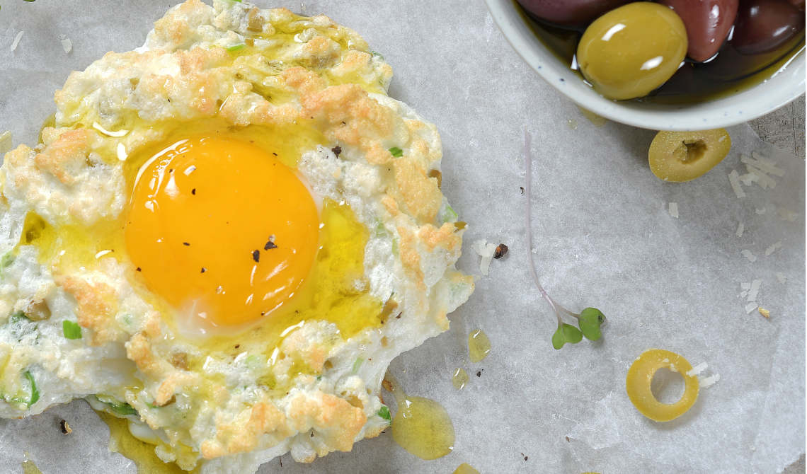 Cloud Eggs med grønne oliven