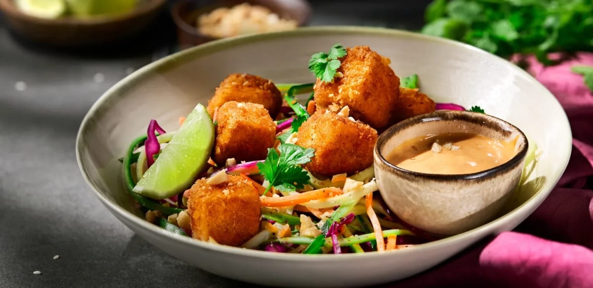 Sprøstekt tofu med sursøt råkostsalat