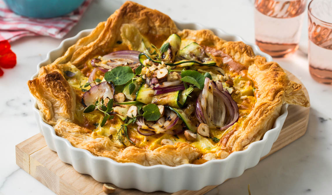 Butterdeigspai med brie og grillede grønnsaker
