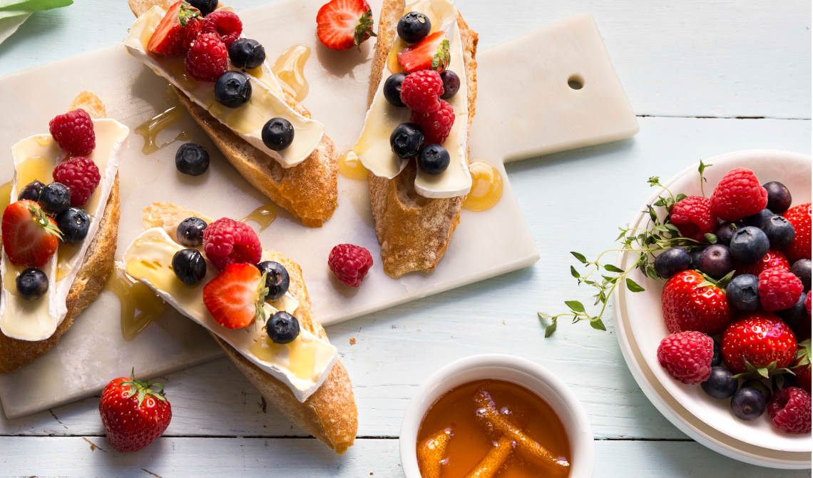 Ristet brød med brie, bær og appelsinhonning