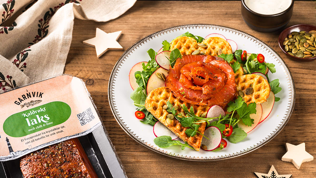 Potetvaffel med kaldrøkt laks og limedressing 