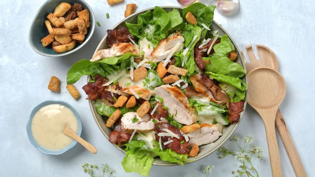 Cæsarsalat med kylling, bacon og parmesan – klassisk oppskrift