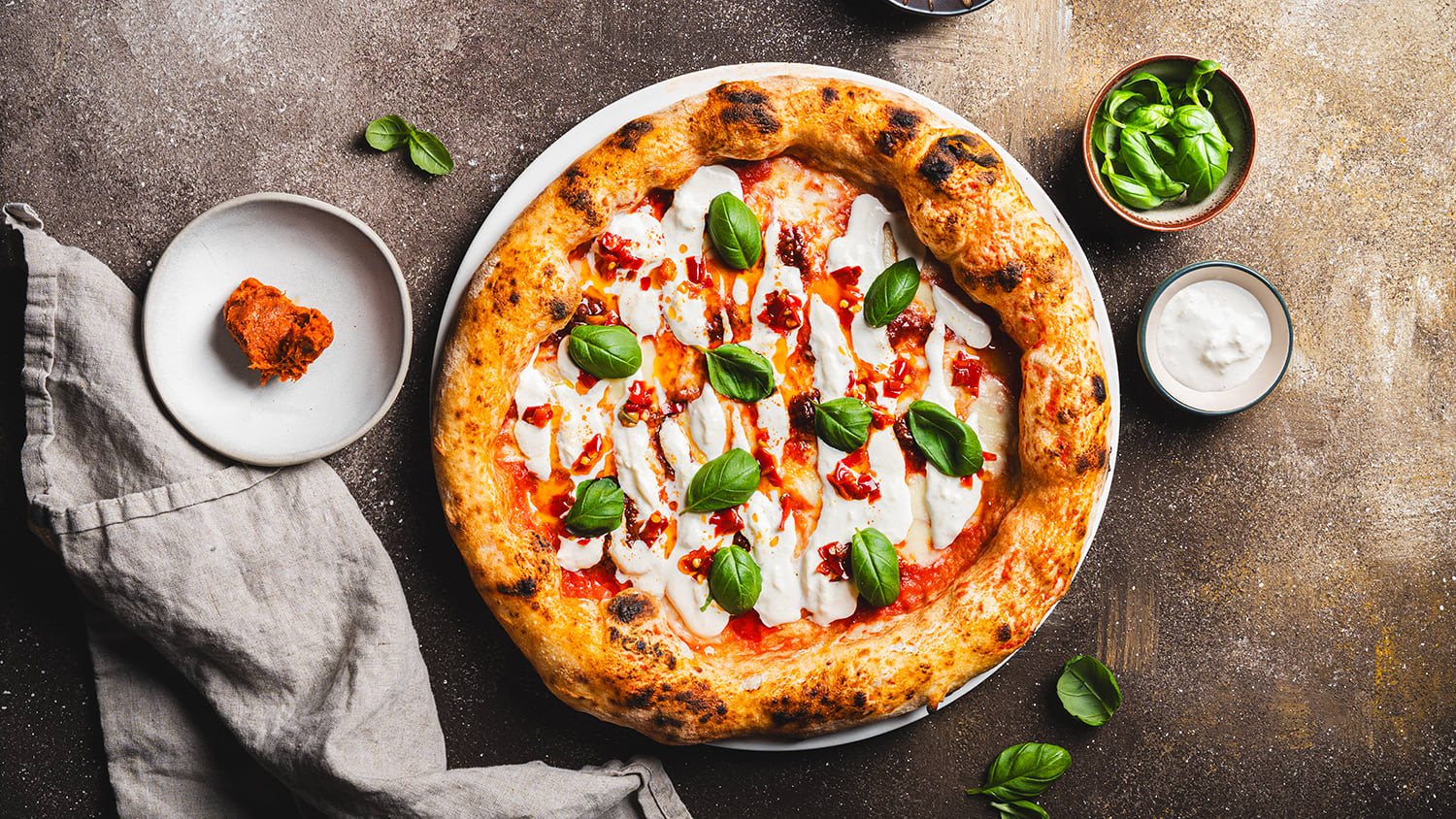 Pizza med stracciatella og 'nduja