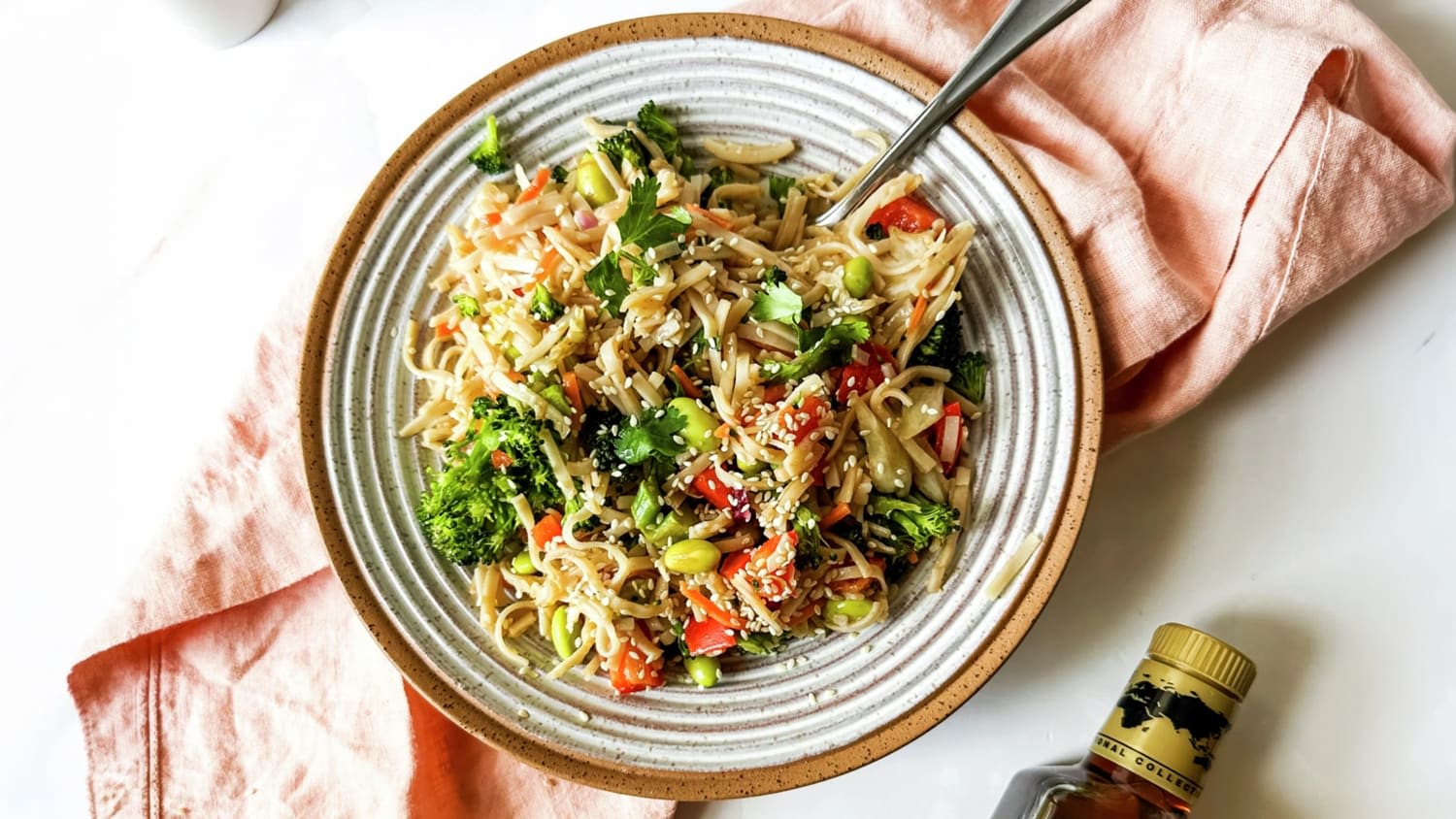 Fargerik nudelsalat med sesam- og lime­dressing