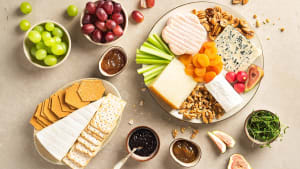 Serveringsklare pakker med ostefat og tapas