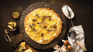 Hvit pizza med Västerbottensost og artisjokk