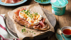 Ristet landbrød med burrata, serranoskinke og hot honey