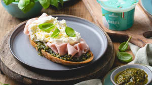 Ristet landbrød med burrata, mortadella og pesto