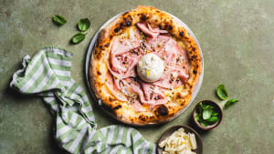 Pizza med burrata og mortadella