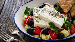 Gresk salat – klassisk oppskrift med ekte feta, tomat og oliven