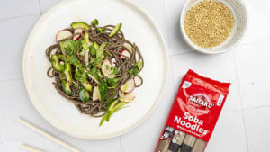 Sobanudelsalat med agurk og reddiker