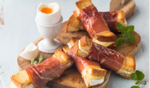 Bløtkokt egg med brie- og serranoskinketoast