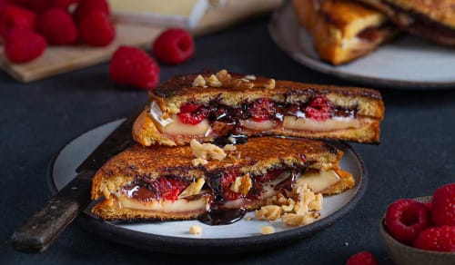 Toast med brie, bringebær og sjokolade