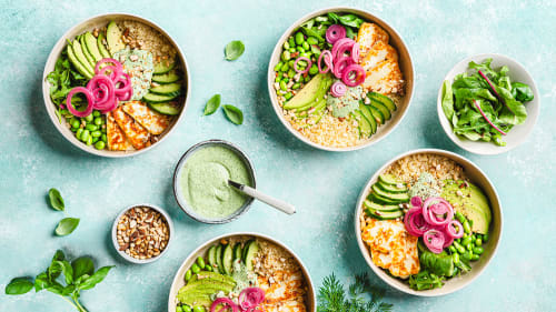 Halloumi buddha bowl med green goddess dressing