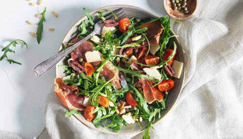 Salat med sprø parmaskinke, oliven og tapenade