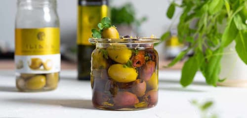 Marinert oliven med urter og sitronskall