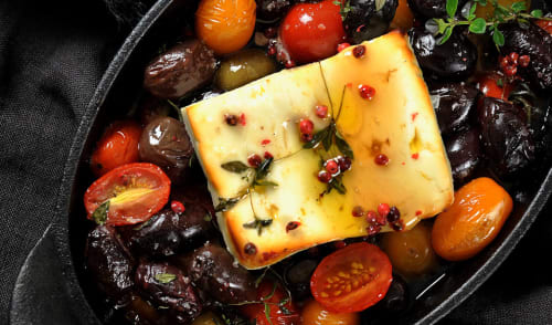 Honningbakt fetaost med oliven og tomater  