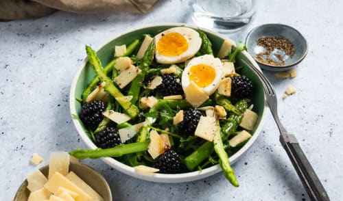 Aspargessalat med parmesan, egg og bjørnebær