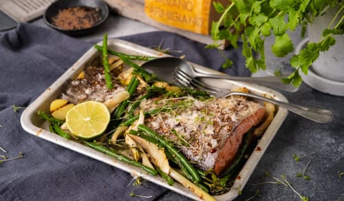 Ovnsbakt laksehale med parmesan og grønnsaker