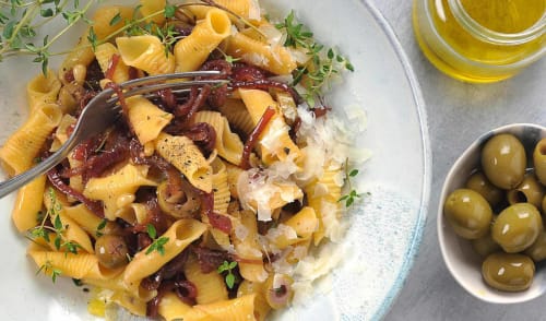 Pasta med karamelisert rødløk og oliven