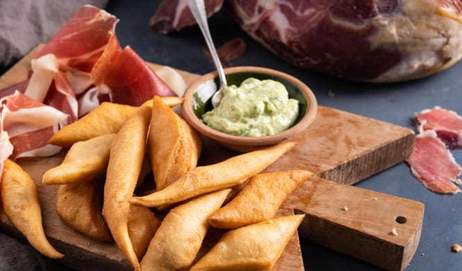 Torta fritta med prosciutto di parma 