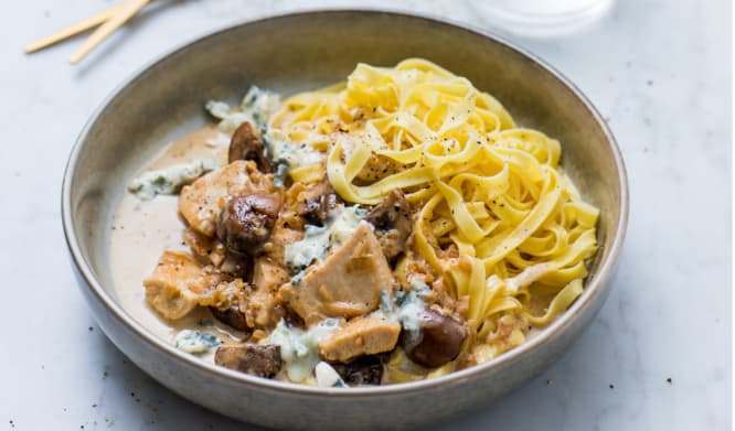 Kremet pasta med blåmuggost, kylling og sopp