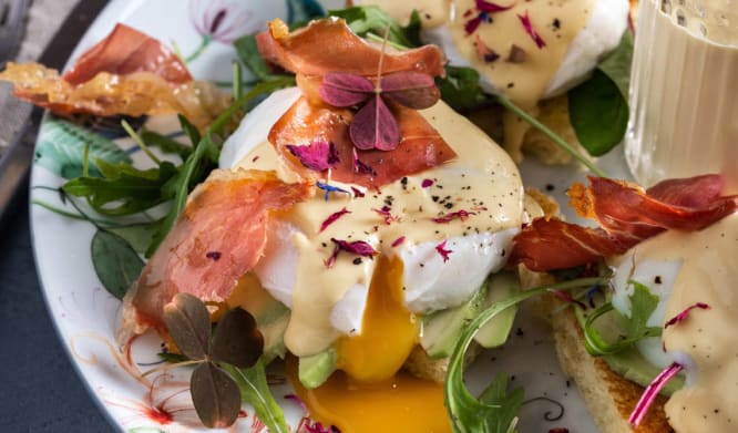 Eggs benedict med sprø Prosciutto di Parma