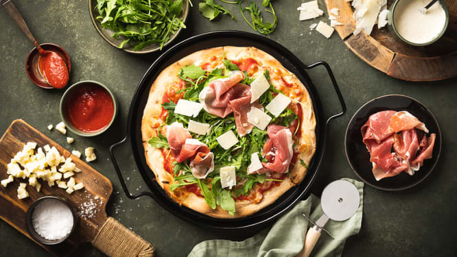 Pizza med parmaskinke, ruccola og parmesan