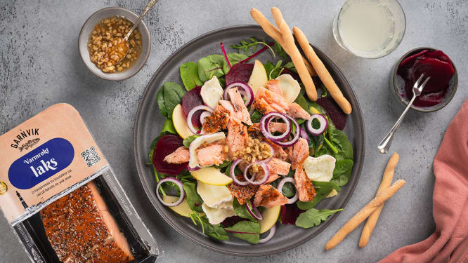 Salat med varmrøkt laks, chèvre og rødbeter