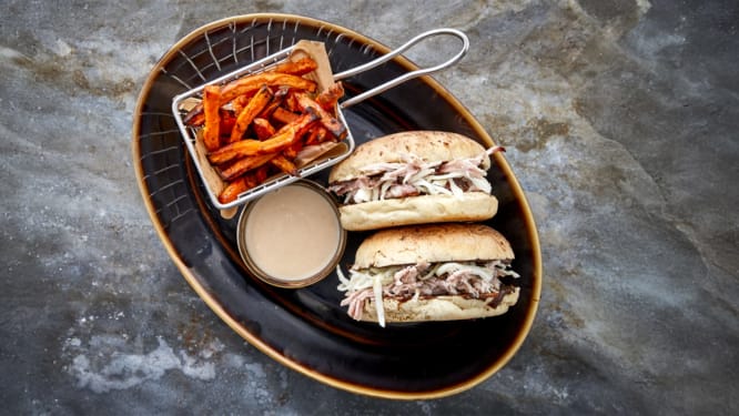 Pulled pork-burger og ranchdressing med OSCAR® fermentert hvitløkspasta