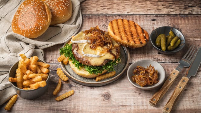 Burger med hvitmuggost og stekt løk