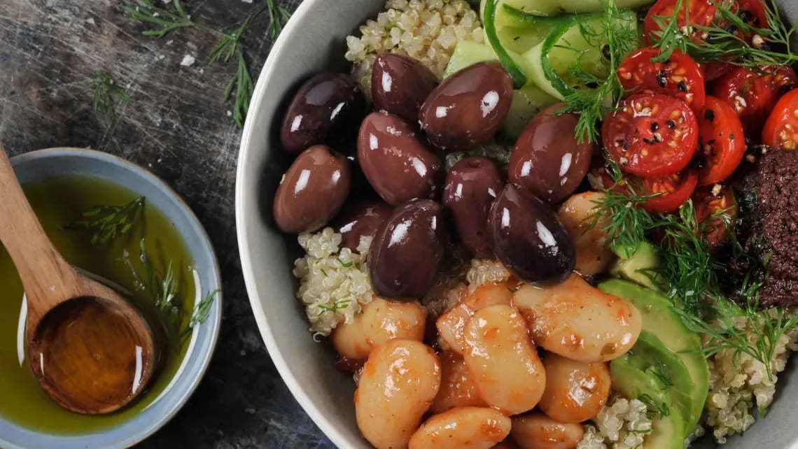 Poke bowl med oliven og quinoa