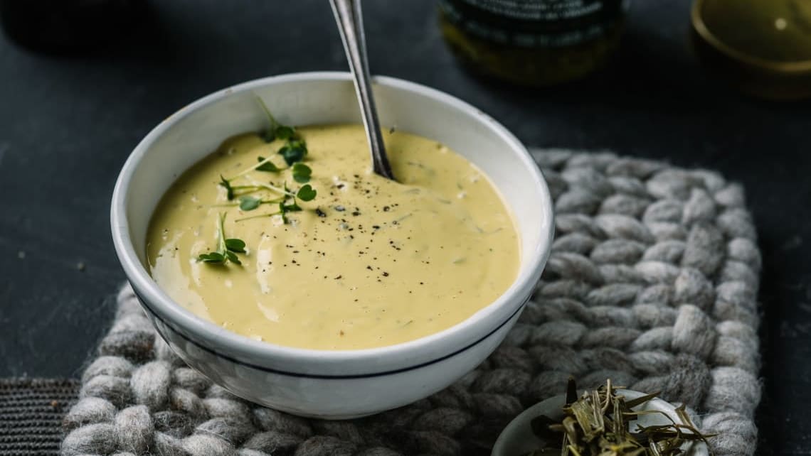 En skål med Bearnaise saus toppet med urter som pynt