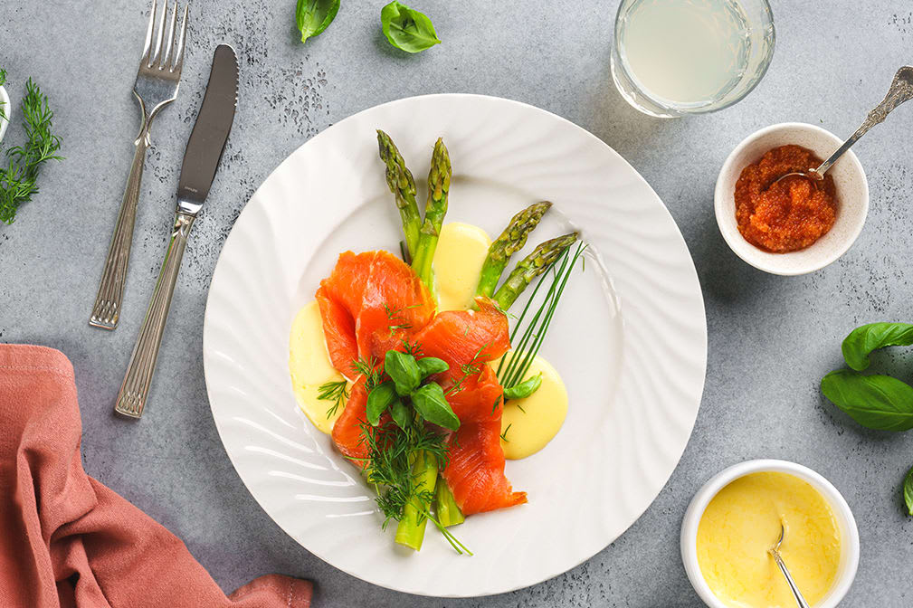 Røkt ørret med asparges og hollandaise