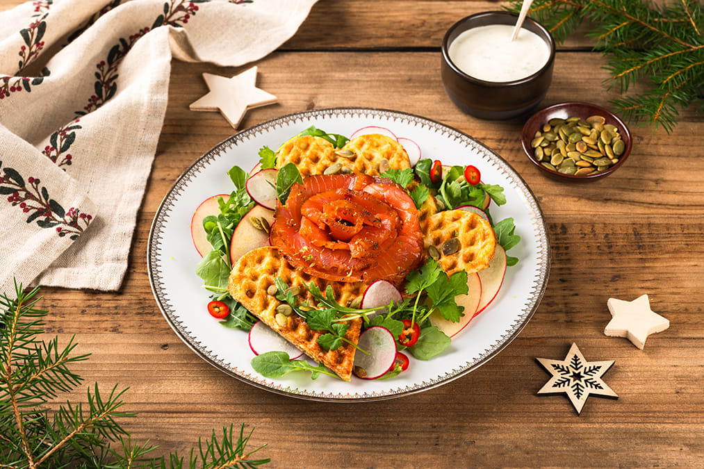 Potetvaffel med kaldrøkt laks og limedressing 