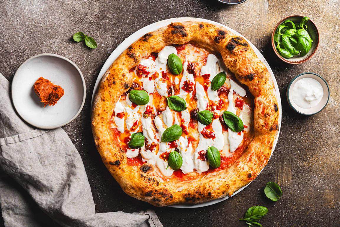 Pizza med stracciatella og 'nduja