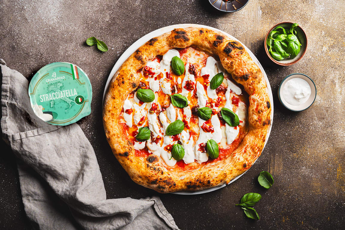 Pizza med stracciatella og 'nduja