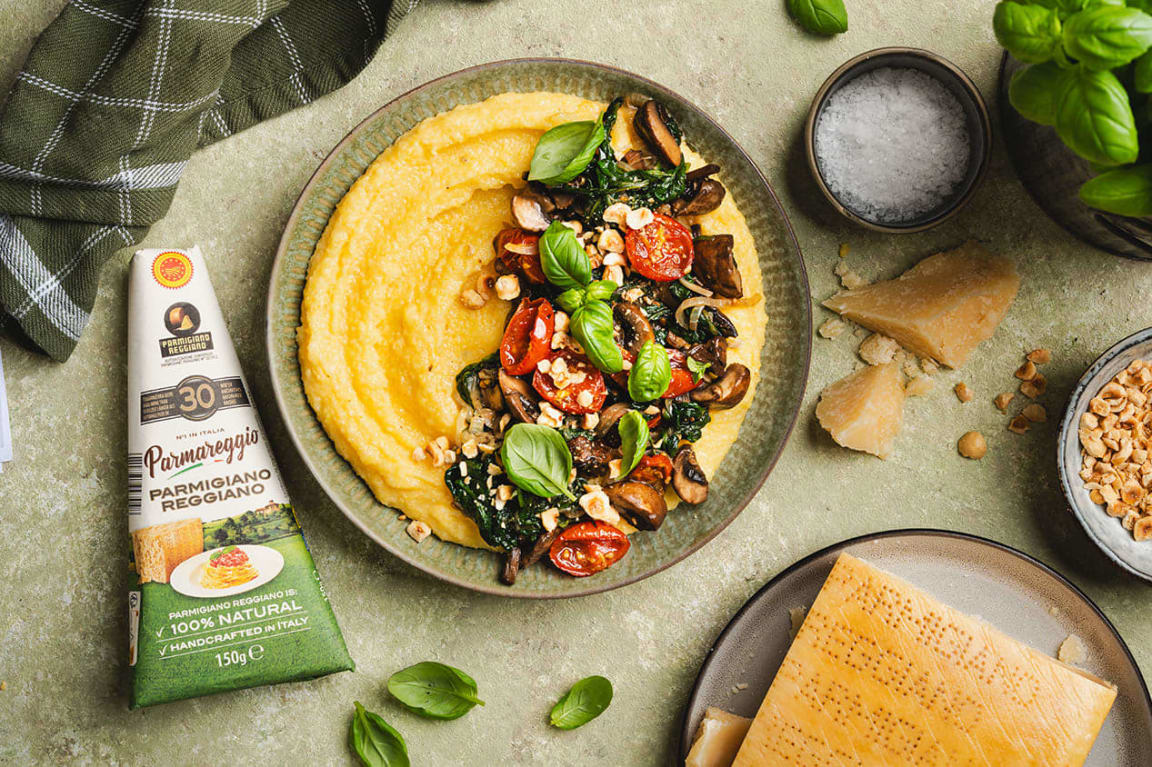 Polenta med parmesan, sopp og spinat