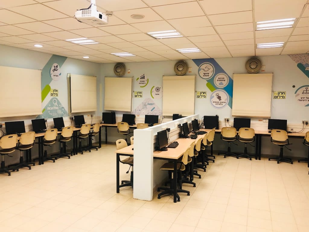 חדר מחשבים בבית ספר לב המושבה נס ציונה